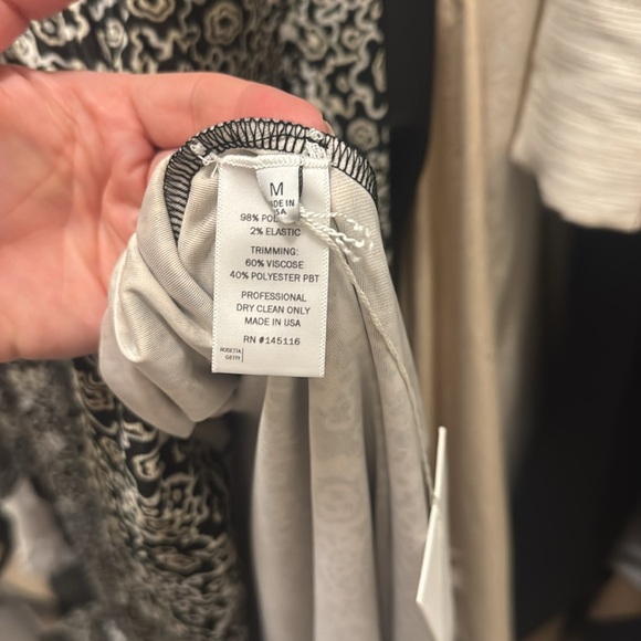 ROSETTA GETTY BNWT SZ M
Asymmetric twist-front printed stretch-velvet dress - Picture 5 of 6